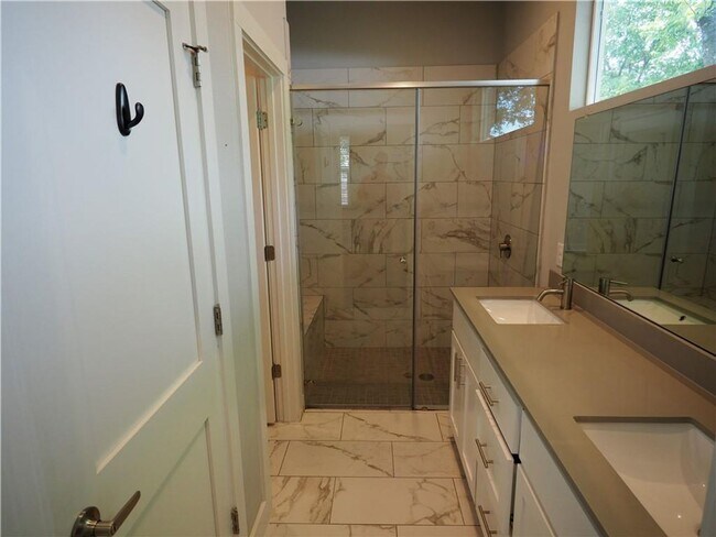 Building Photo - Modern 2 bed/2.5 bath Central Austin Home