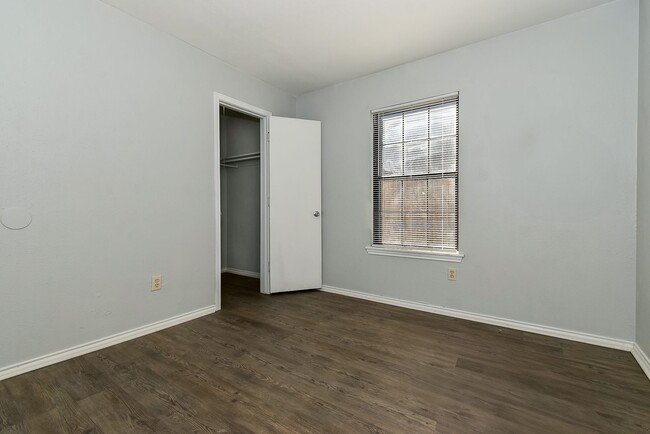 Building Photo - PEPERPORT.3913-3915