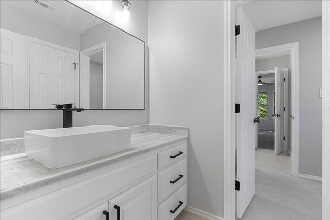 Building Photo - Recently Renovated 4-bed 3.5-bath 2-living...