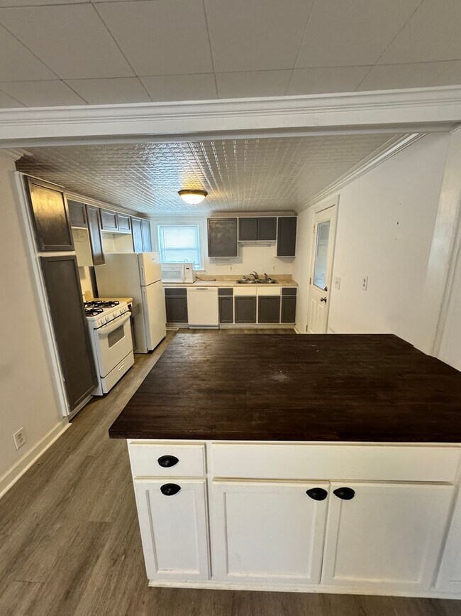 Building Photo - 3 bed 1.5 bath house near Church Hill