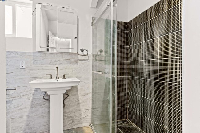 Building Photo - 2081 Oakwood Dr