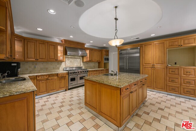 Building Photo - 8760 White Oak Ave