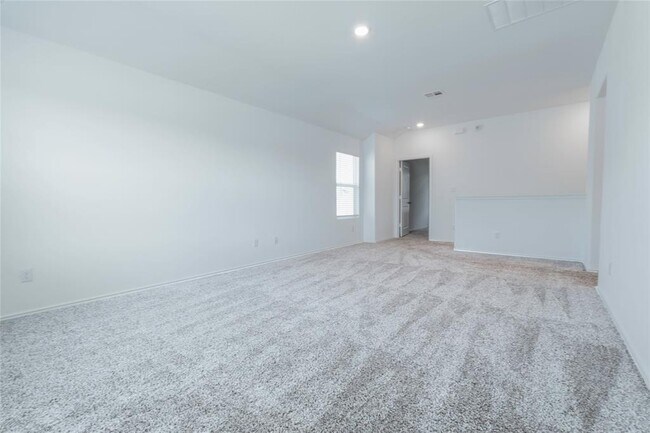 Building Photo - 913 Legends Ln