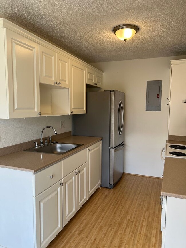 Building Photo - Charming Townhouse-2Bedrooms, 1Bathroom, 2...