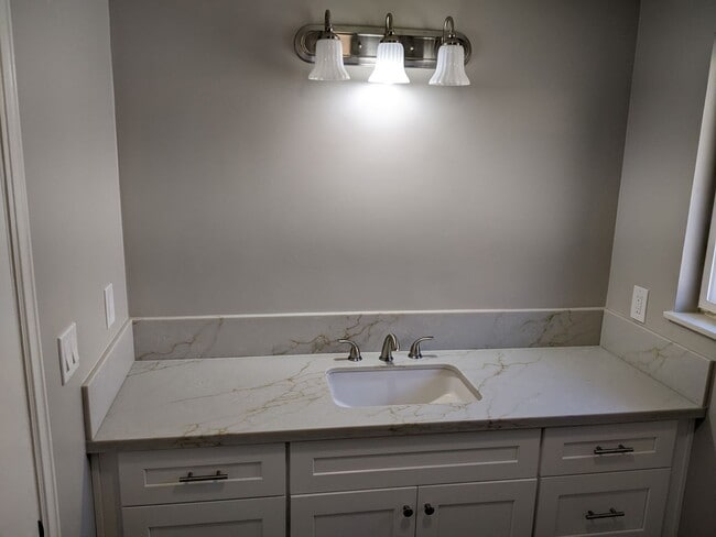 Building Photo - 3 bed, 2 bath single story home - JUST REM...