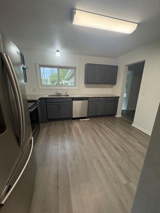 Building Photo - Stunning 5 Bedroom Home