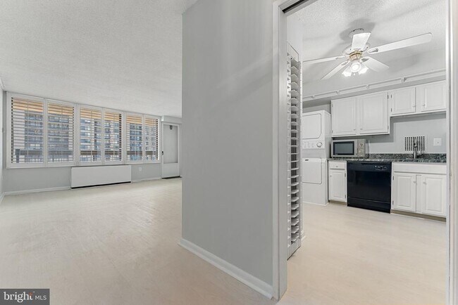 Building Photo - 3701 S George Mason Dr