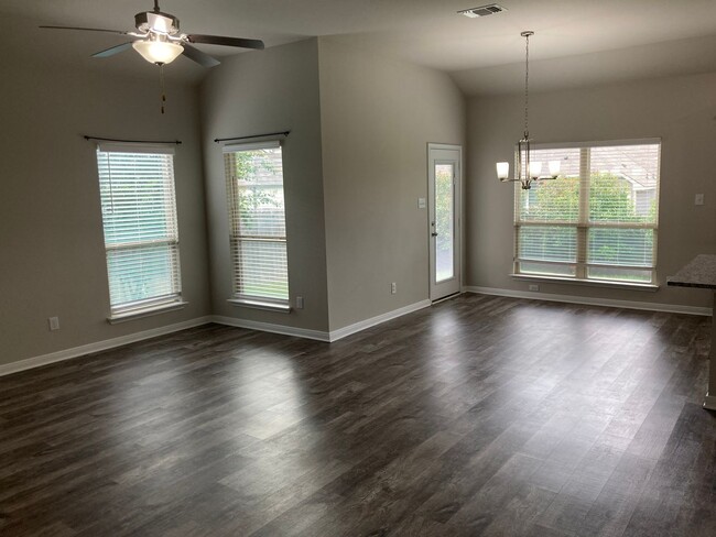 Building Photo - Three-bedroom, Two bath, two car garage Ho...