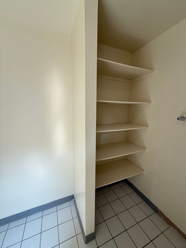 Building Photo - 3 bedroom 1 bath single family home with y...