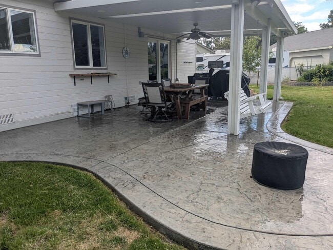 Building Photo - Pet friendly, avail July 1