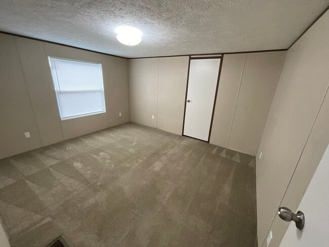 Building Photo - 2 Bedroom 2 Bathroom Mobile Home