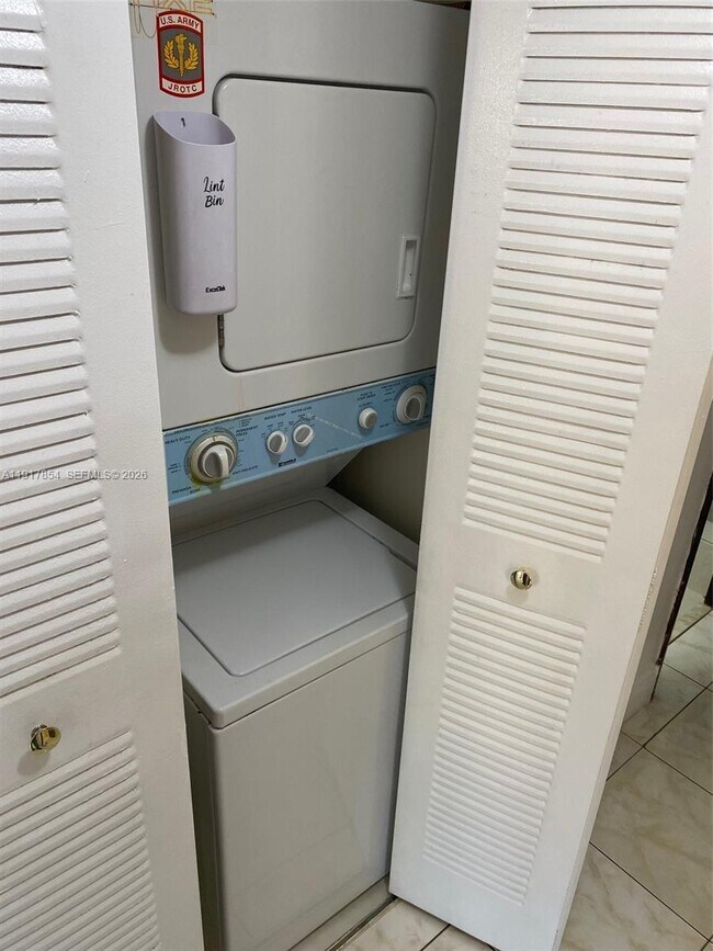 Building Photo - 200 Wimbledon Lakes Dr