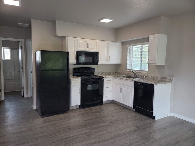 Building Photo - Remodeled 2 bedroom near Midtown
