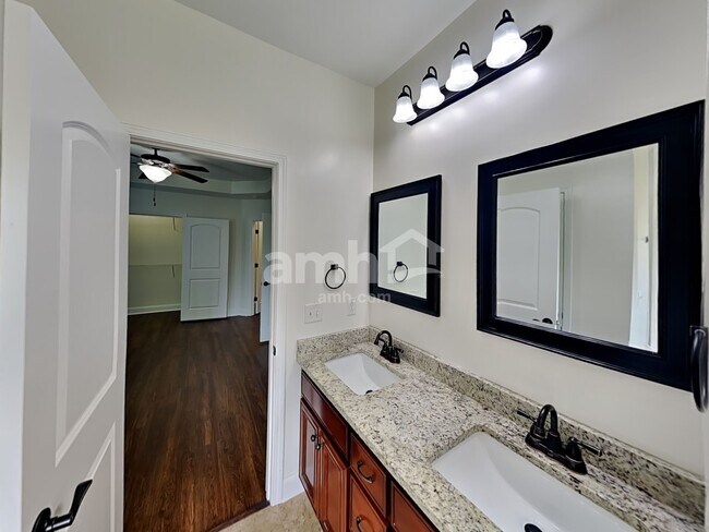 Building Photo - 107 Buster St