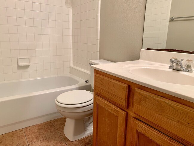 Building Photo - Lovely 3 bedroom, 2.5 bathroom Duplex in A...