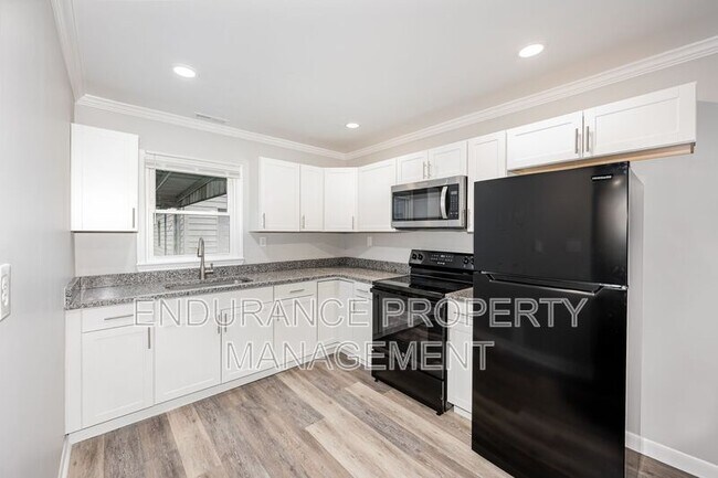 Building Photo - 4612 W Hillcrest Ave