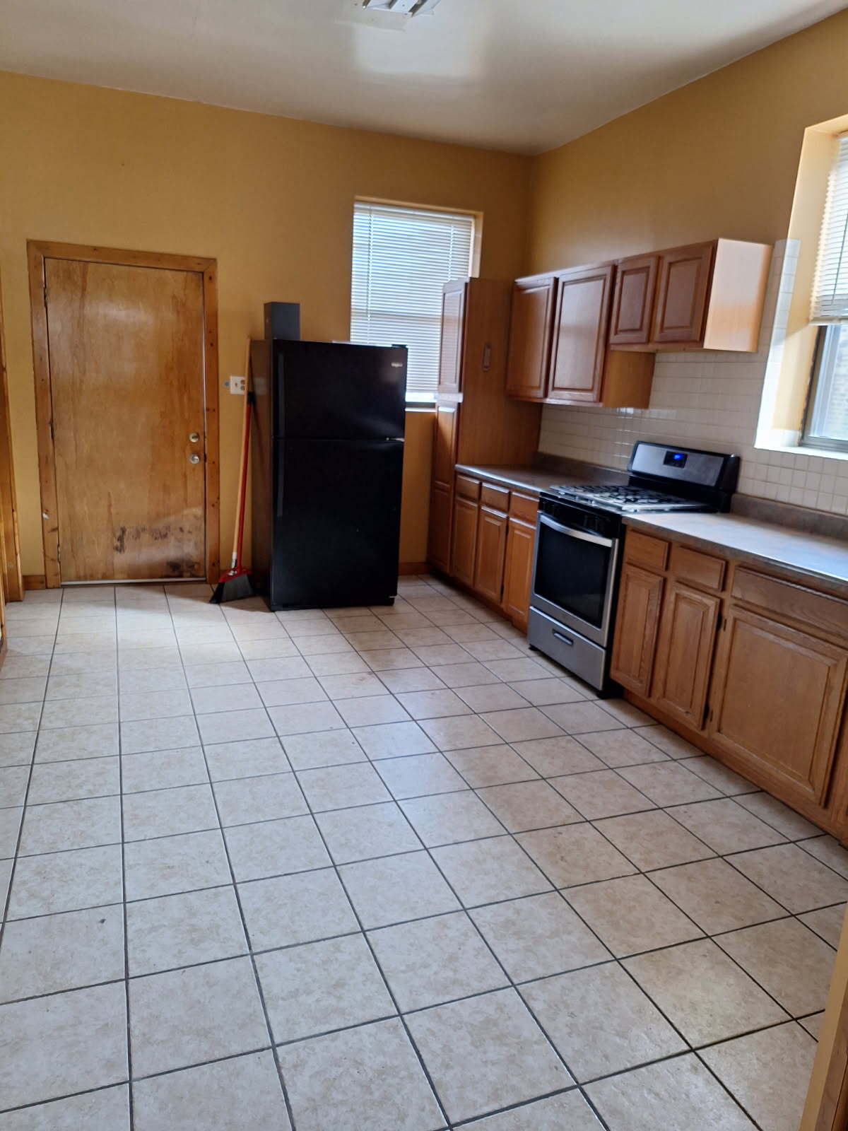 Building Photo - 2136 W Cermak Rd