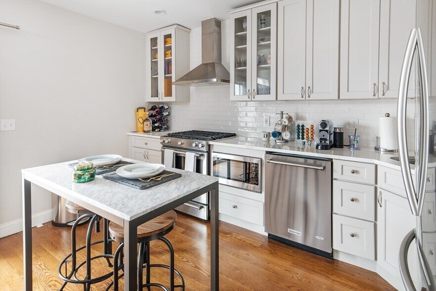 Primary Photo - 323 Athens St