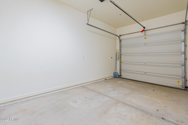 Building Photo - 734 W Juniper Ln