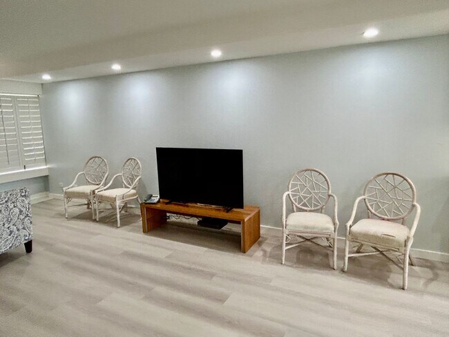 Building Photo - Colony Surf fully furnished and newly remodelled oceanfront "end unit" with parking + washer/drye...