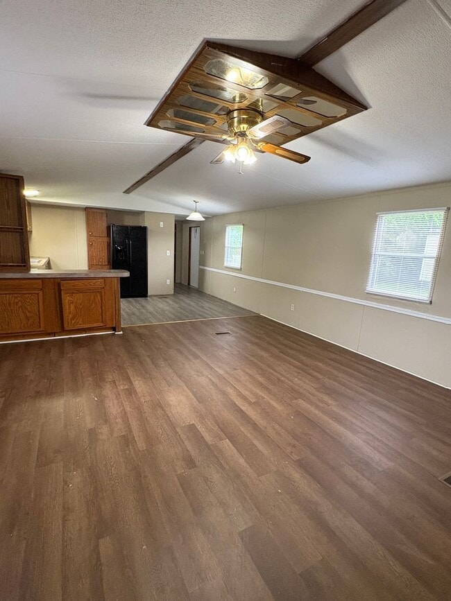 Building Photo - Spacious 3 Bedroom In Yorktowne