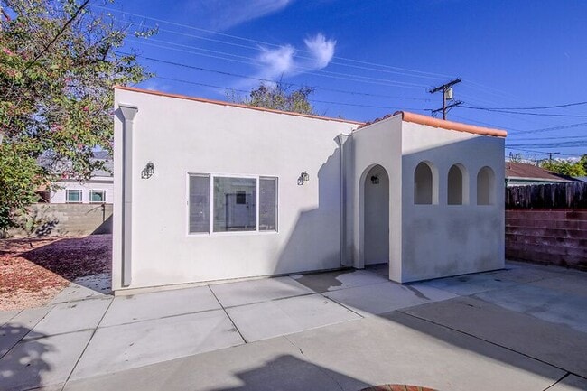 Building Photo - 621 W Glenoaks Blvd