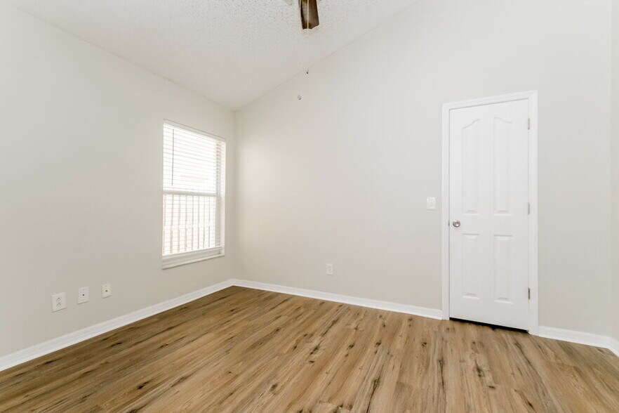 Building Photo - 1505 Scotch Pine Dr