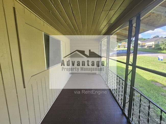 Building Photo - 418 E Brooks Ave