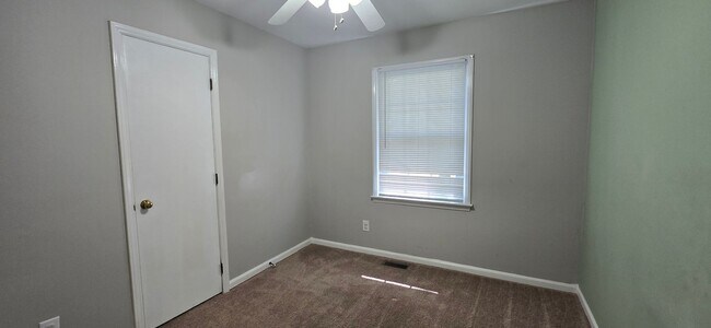 Building Photo - 5023 Hampshire Dr