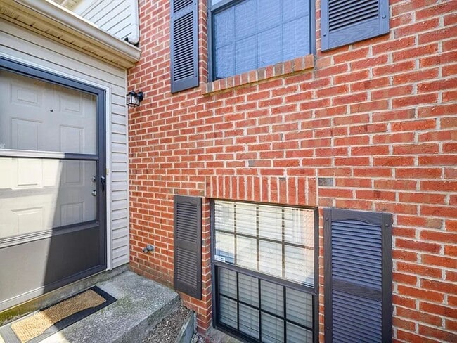 Building Photo - Townhome With Garage!