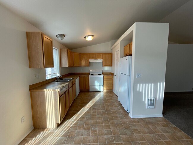 Building Photo - 822 SE Maui Ln