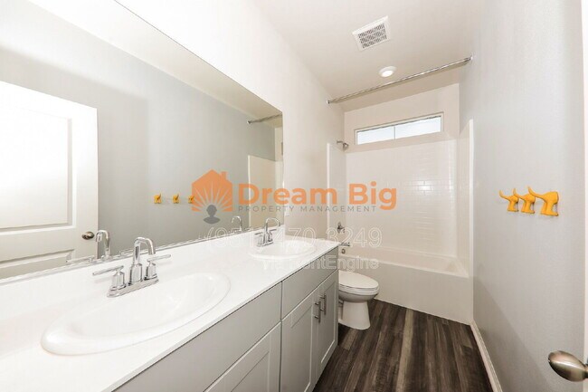 Building Photo - 24712 Hudson St