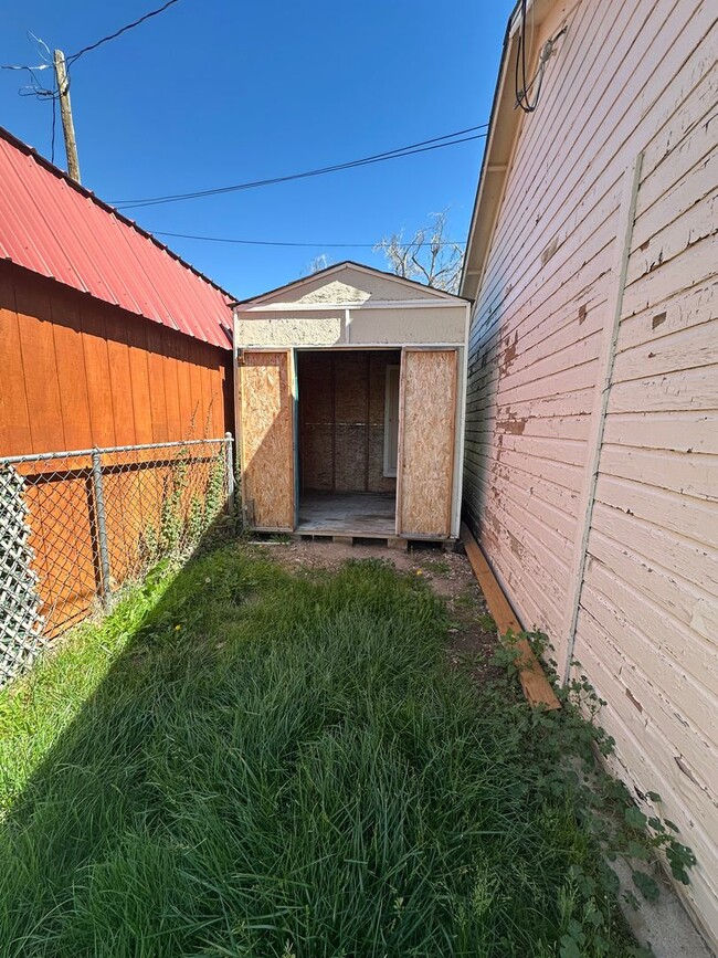 Building Photo - Amazing 3 bedroom home avail NOW