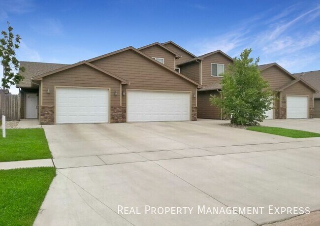 Building Photo - 2 Bedroom 2 Bathroom Townhome with Garage in SW Sioux Falls
