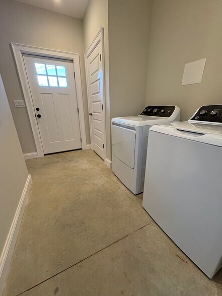 Building Photo - 3600 Moss Side Ave