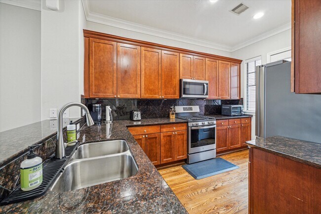 Building Photo - 1046 W 23rd St