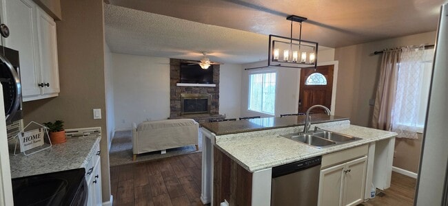 Building Photo - Stunning 4-bedroom, 2.5-bathroom home near...