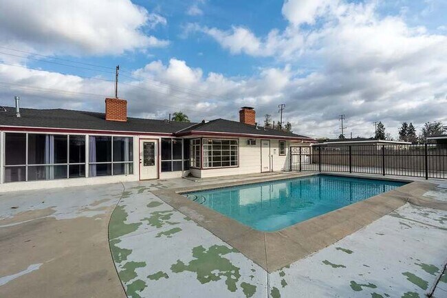 Building Photo - 590 N Cambridge St