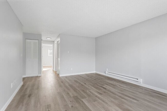 Building Photo - Affordable Comfort! Spacious 2-Bedroom Apa...