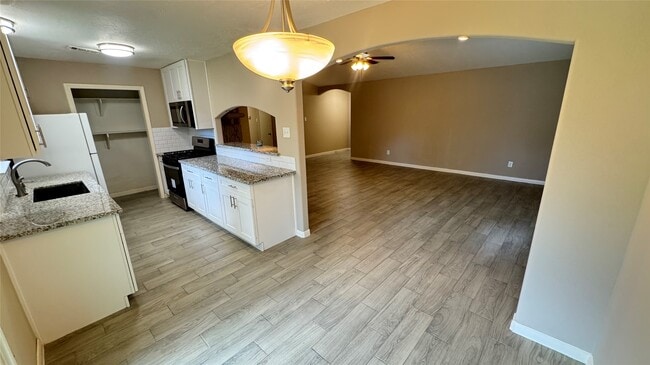Building Photo - 3303 Glen Spring Dr