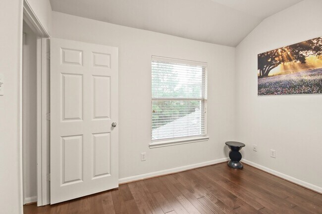 Building Photo - 55 W Pipers Green St