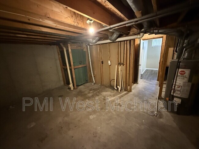 Building Photo - 6051 In the Pines Dr SE