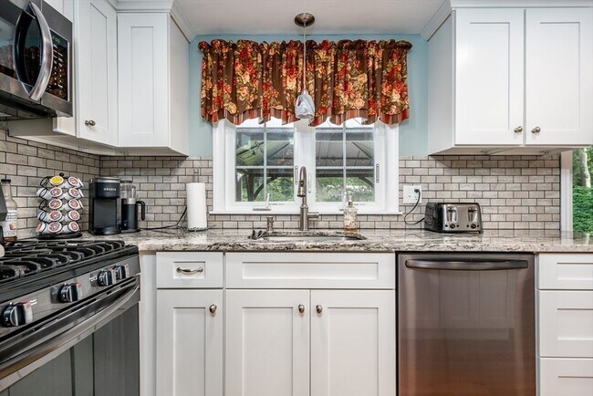 Building Photo - 10 Eastover