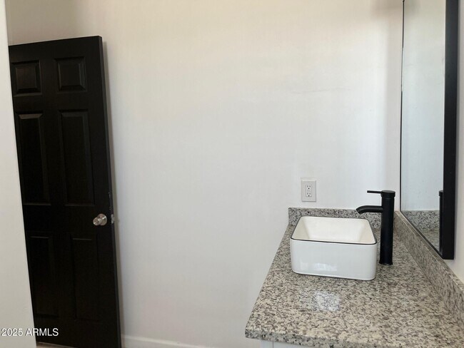 Building Photo - 545 W Ocotillo St