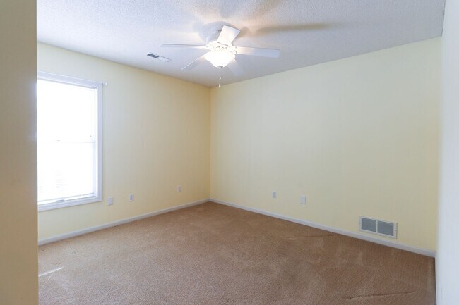 Building Photo - Bright 3BR/2BA Home in Quiet, Desirable Neighborhood with Garage!