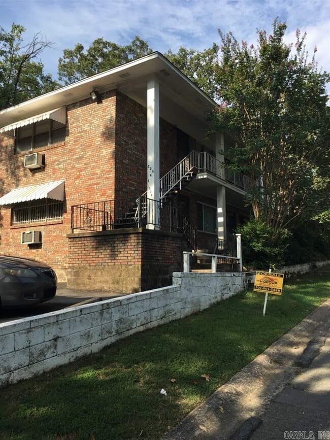 Primary Photo - 220 N Taylor St