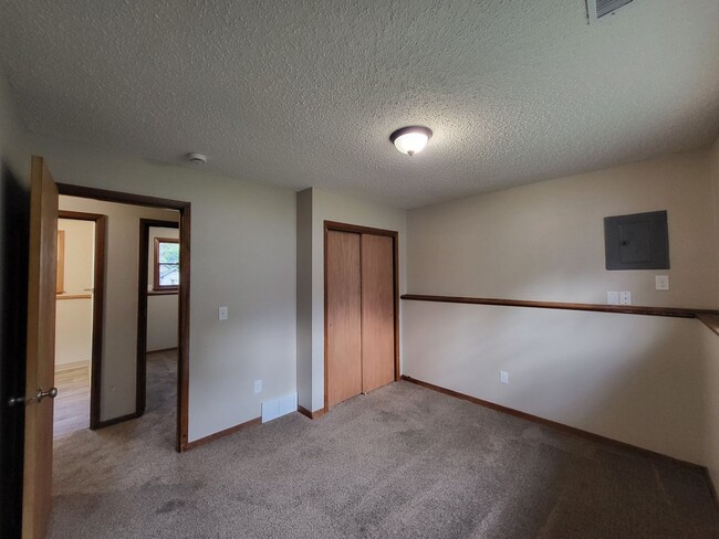 Building Photo - Spacious 4 bedroom home!
