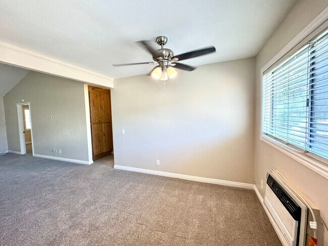 Building Photo - Charming 2 Bed/2 Bath Upstairs Condo in Qu...
