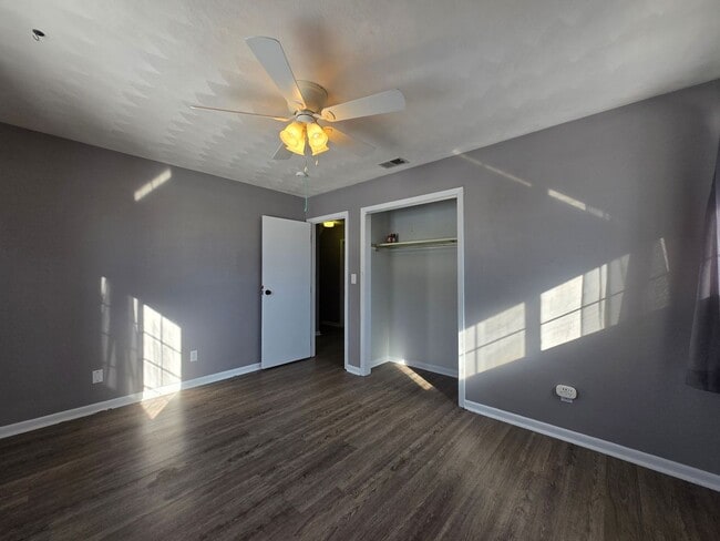 Building Photo - Spacious 5-Bedroom Family Home