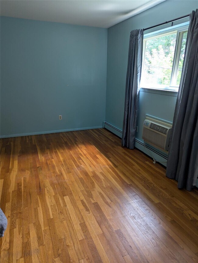 Building Photo - 8 Fishkill Glen Dr